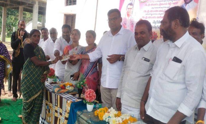 Pocharam Surender Reddy distributed double bedroom cheques