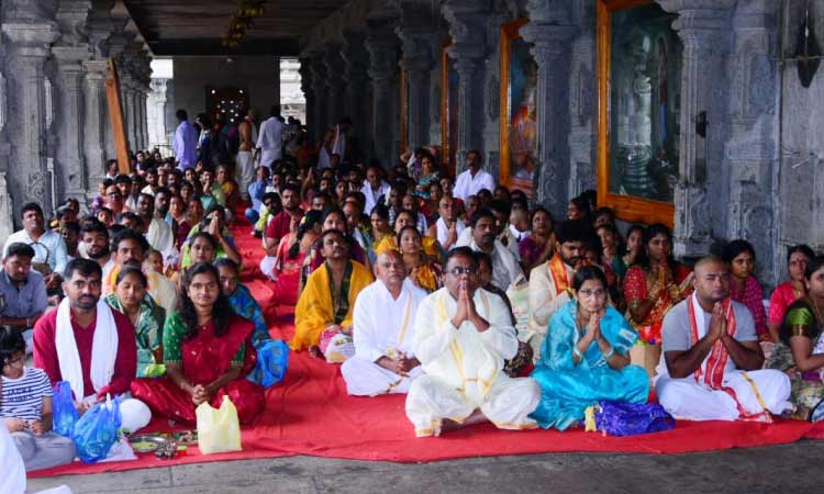 Crowd of devotees in Yadadri