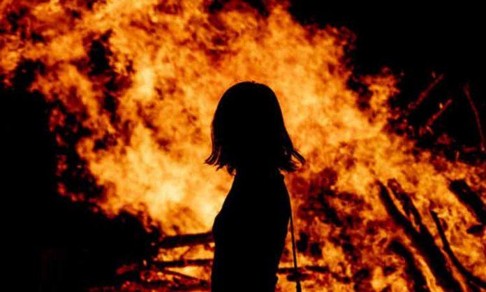 woman allegedly set her two children on fire