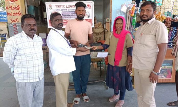 TSRTC staff hand over purse passenger