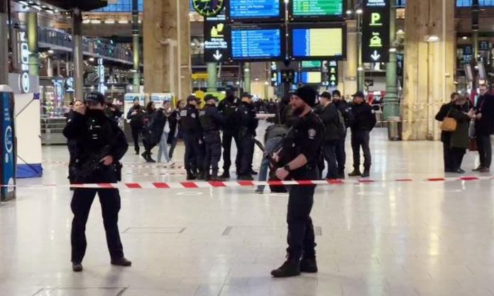 Passengers stabbed at Paris railway station