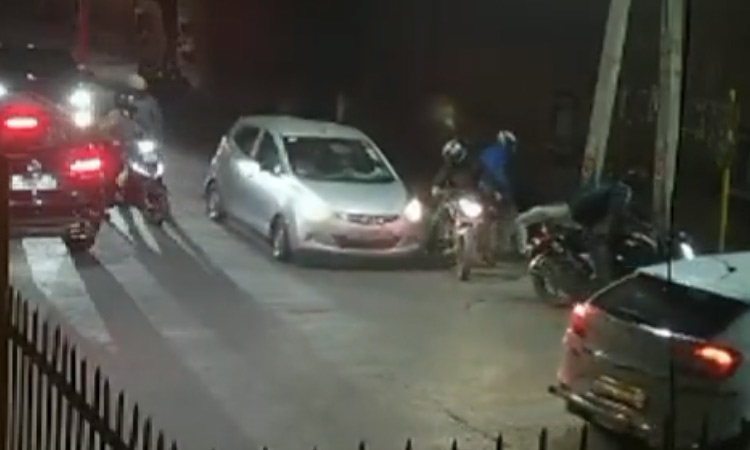 Delhi bike born assailants loot