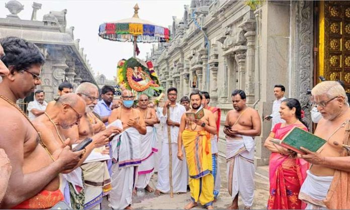 Lakshmi narasimha swamy darshan to devotees as Jagadrakshaka