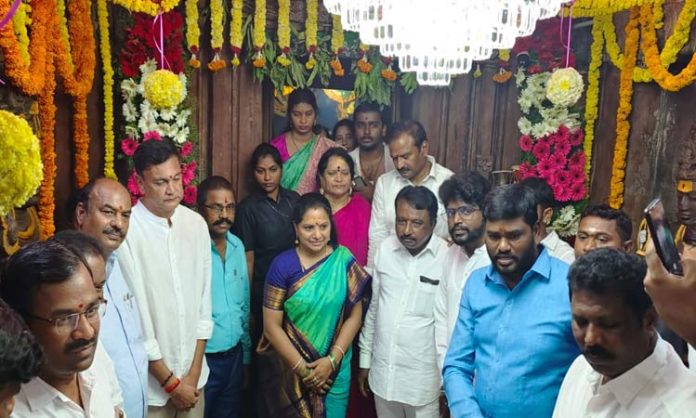 MLC Kavitha prayers at Alampur Jogulamba Temple