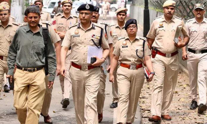 Delhi Police at Rahul Gandhi house