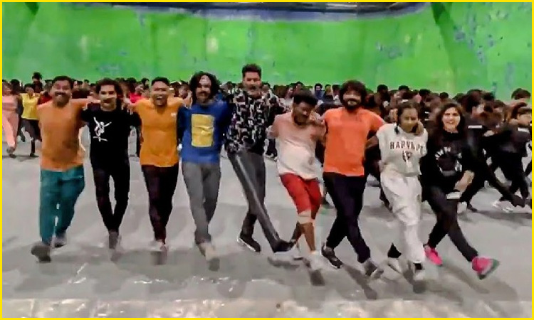 Prabhu Deva Naatu Naatu step with 100 dancers