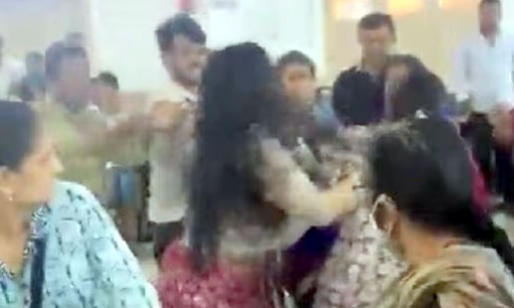 Women's fighting for saree in Bengaluru