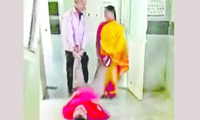 The incident where the patient was locked by the legs