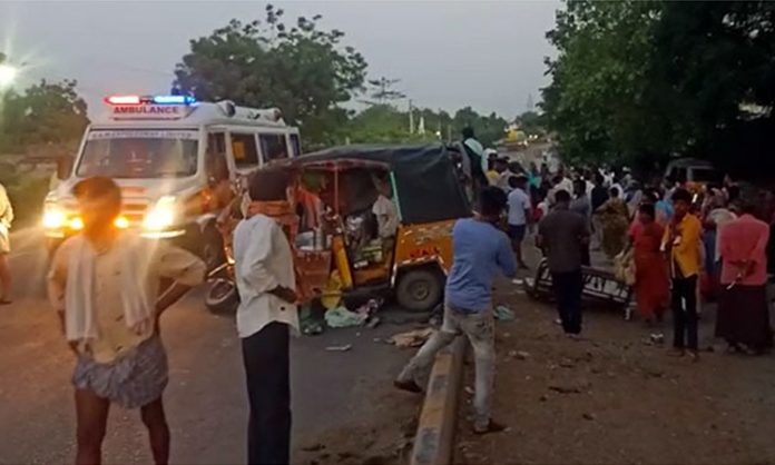 Lorry hits Auto in AP