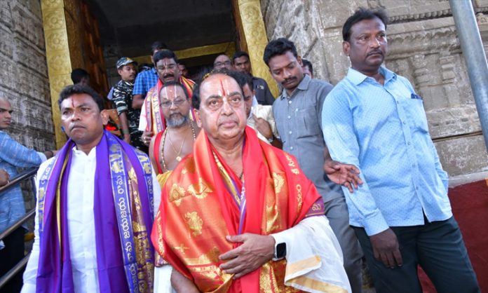 Minister indrakaran reddy visited bhadrachalam temple