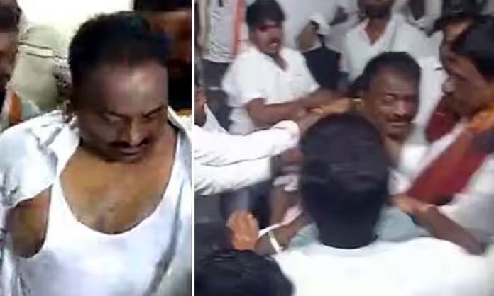 congress workers fight with slippers in Warangal