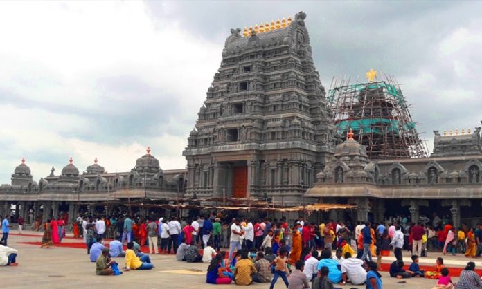 Huge Devotees visit Yadadri Temple