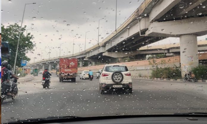 Monsoon hits Delhi Mumbai on same day