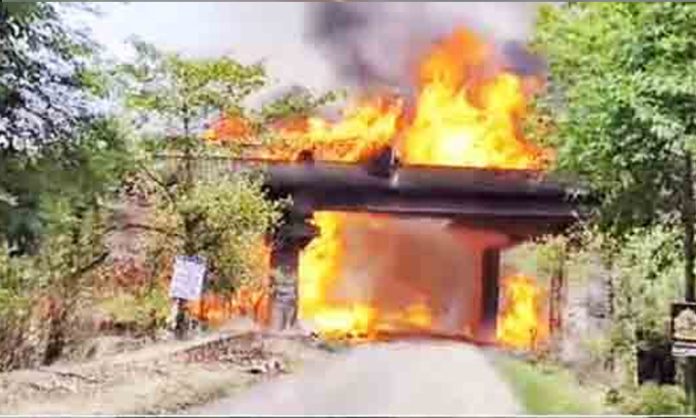 Oil tanker overturned on Pune-Mumbai Expressway