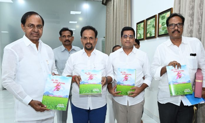 CM KCR Launches Idi Kada Bangaru Telangana book