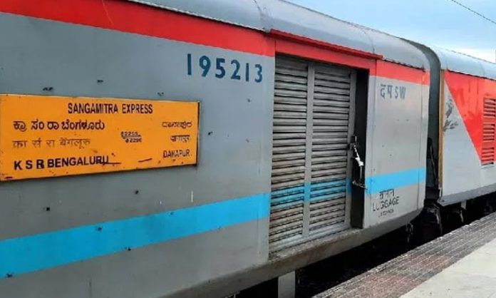 Sanghamitra Express escaped major accident