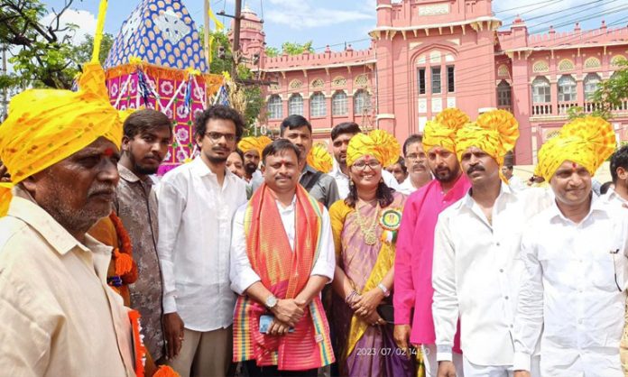 Let's celebrate Bonas grandly: Gellu Srinivas Yadav