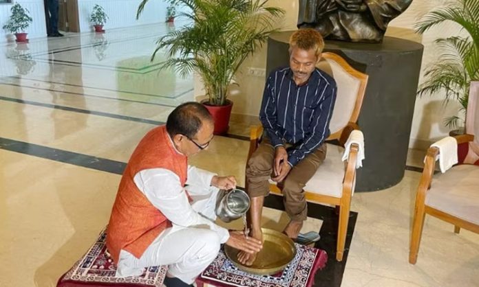 CM Shivraj Singh washed the feet of the tribal youth