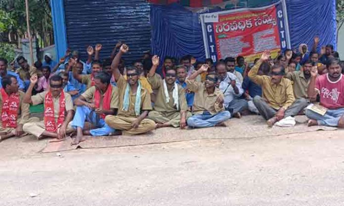 Panchayat workers' agitation continues