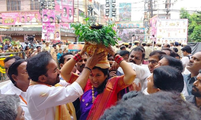 Nadda visited Mahankali temple