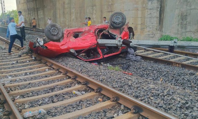 car falls on railway tracks in Nagpur