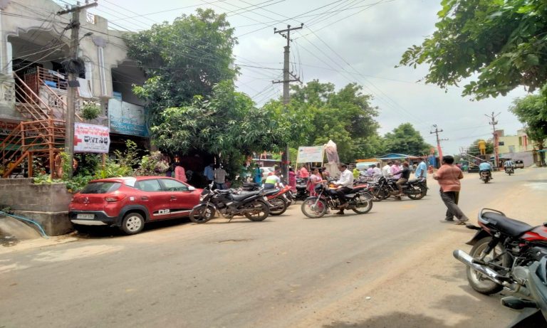 ప్రధాన రహదారి.. పార్కింగ్ స్థలమా…!