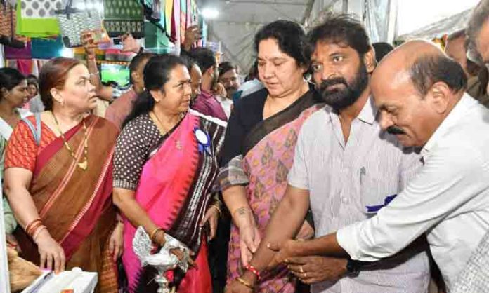 Ministers inaugurate Handloom Textile Show at People's Plaza