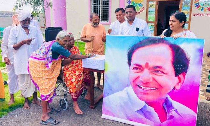 Grandmother and grandfather donate to CM KCR