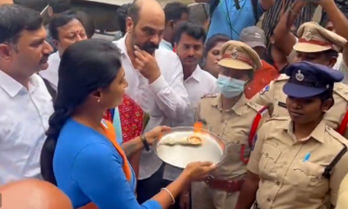 YS Sharmila gives Aarti to Police at Lotus Pond