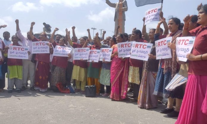 TSRTC Employees rally against Governor