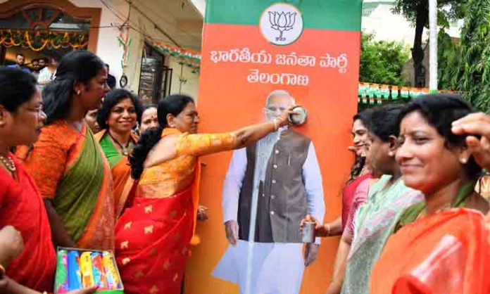 BJP National Vice President DK Aruna palabhishekam to Modi's portrait