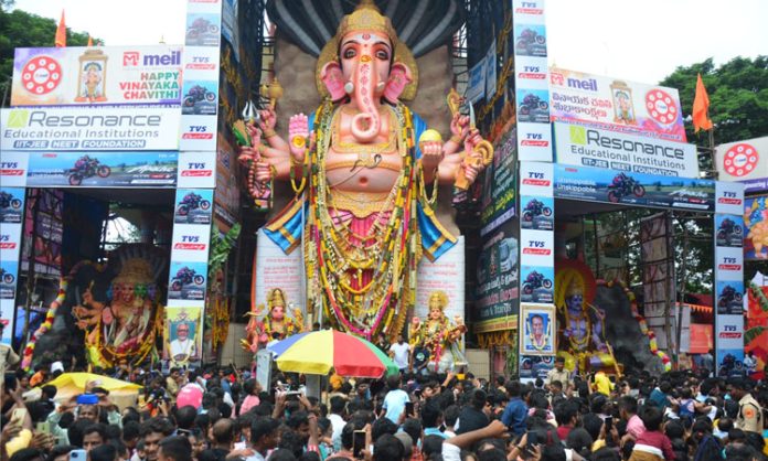 Heavy Crowd At Khairatabad Ganesh