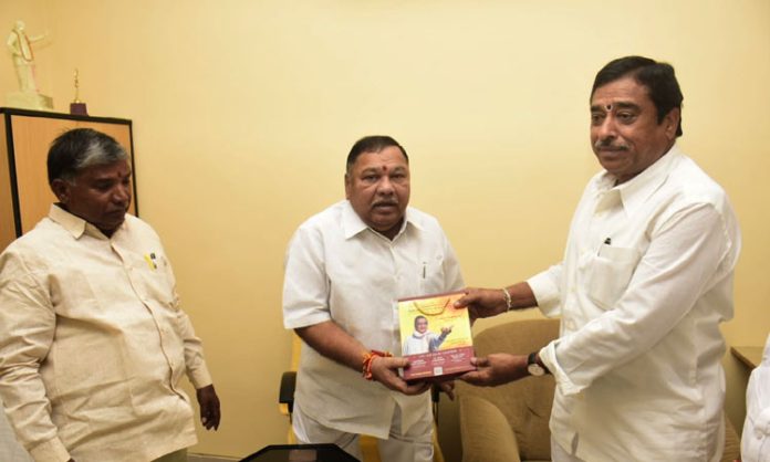 Kambhampati presented NTR coins to TDP leaders