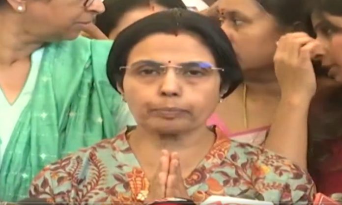 Nara Bhuvaneswari prays at Durga temple