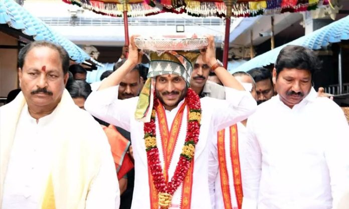 AP CM visited Vijayawada Kanakadurga temple