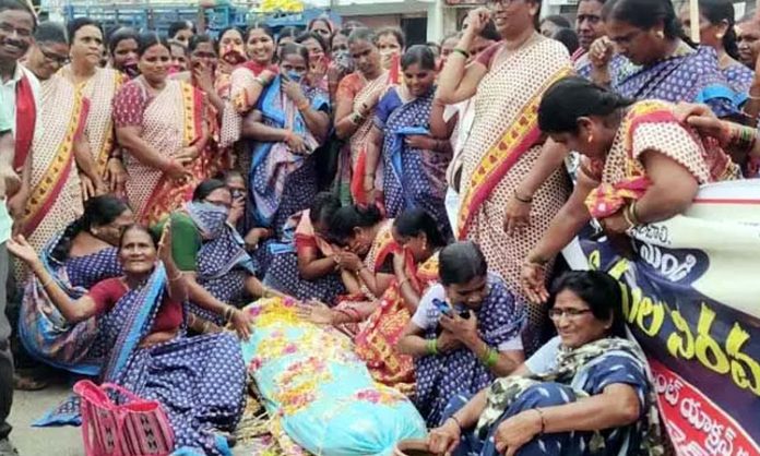 Anganwadi Workers stop protest after meeting Harish Rao