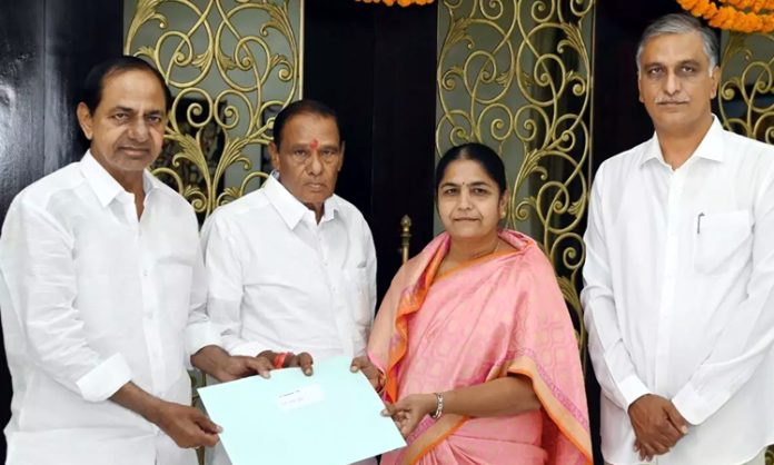 KCR Gives B Form to Sunitha Laxma Reddy