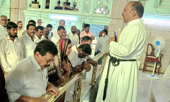 Padma Devender Reddy Special prayers in Medak Church for Prabhakar Reddy