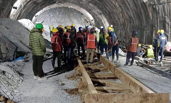 Rescue work stalled at tunnel