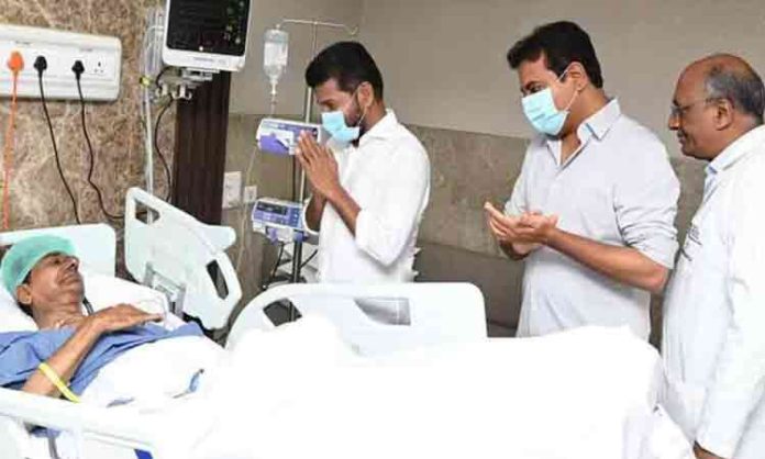 CM Revanth Reddy visits KCR in Hospital