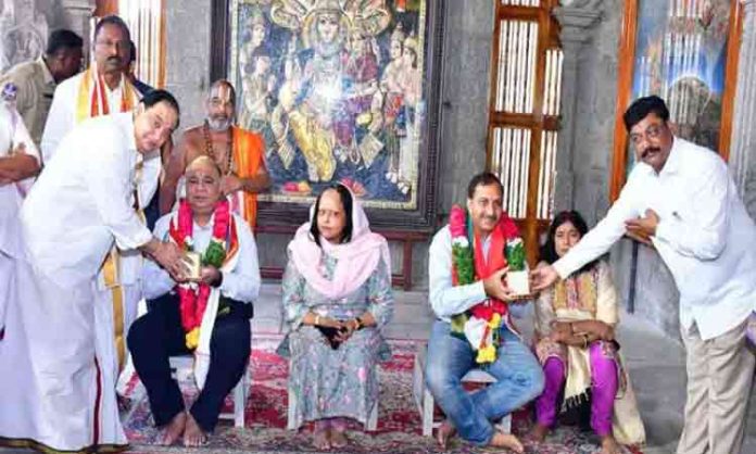 DGP Ravigupta visiting Yadagirigutta Lakshmi Narasimha Swamy