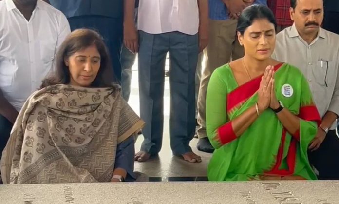 YS sharmila meet with sunitha