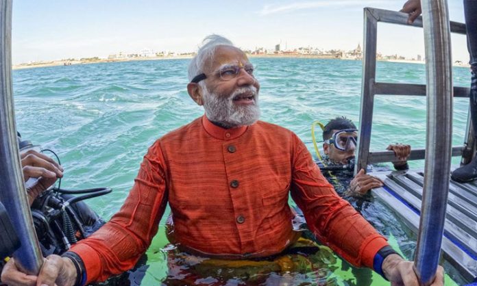 PM Modi enjoys scuba diving off Arabian Sea