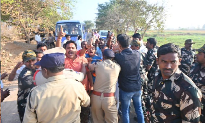 Congress workers blocked prajahita yatra