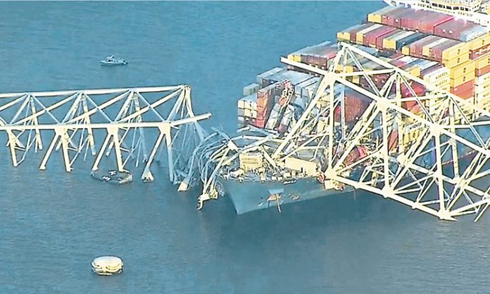 Bridge collapsed after ship collided in America