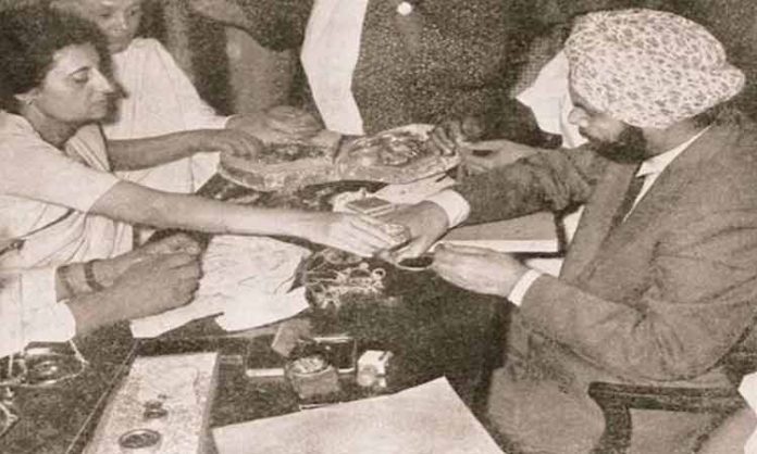 Indira Gandhi donated jewellery during the 1962 war