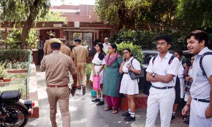 Bomb threats to 100 schools in Delhi at the same time