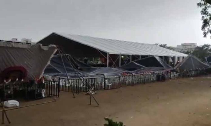 Tents collapsed in Jangarjan Sabha of Congress party due to heavy rain