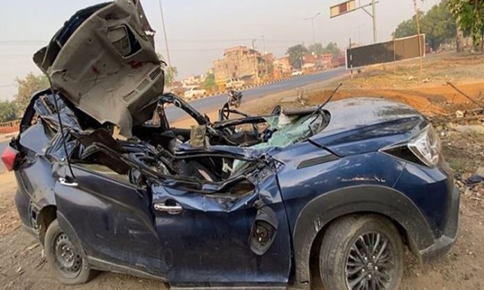 Car Collision on Delhi-Lucknow Highway in Uttar Pradesh