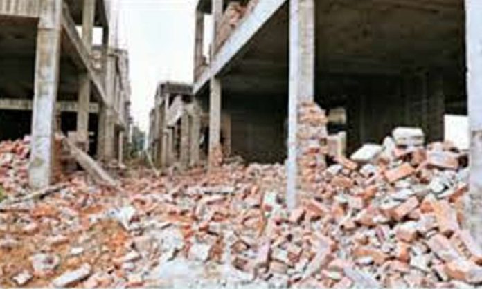 illegal buildings razed in Manikonda